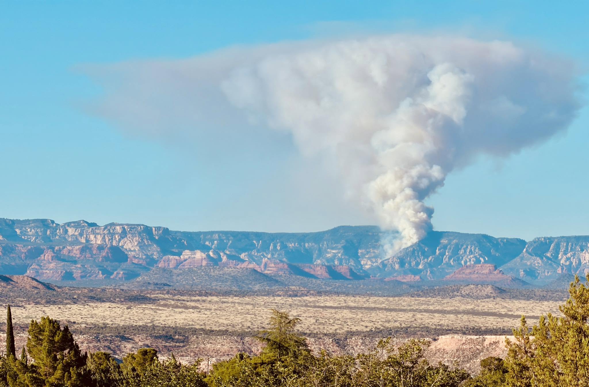 Pocket Fire North of Sedona Prompts Evacuations, Closes Major Highway
