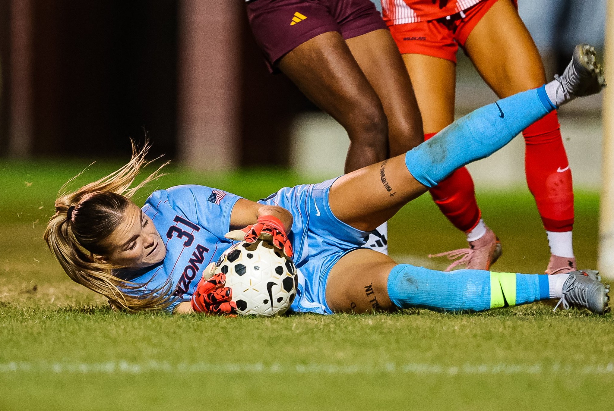 Shows: Arizona goalkeeper dives to secure the ball in a night match, highlighting the defensive grit that has become part of Moros’ team identity.