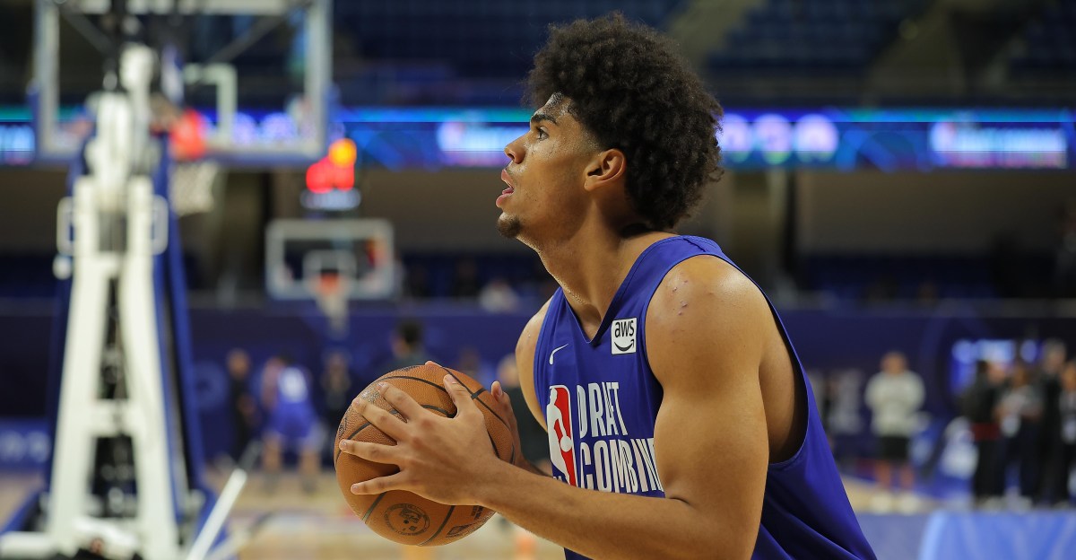 Koa Peat gestures on the court in his Arizona uniform; the guard/forward’s decision to stay in the 2026 draft remains the focus for NBA scouts.