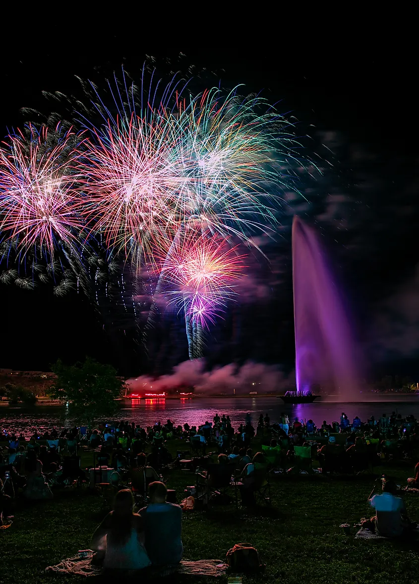Fountain Hills fireworks: spectators gather on the lakeshore as fireworks explode above the town’s illuminated fountain, lit in patriotic colors for the Fourth.